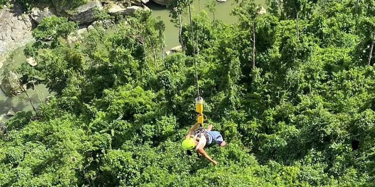 Girl jumped 70 meters free from high cliff