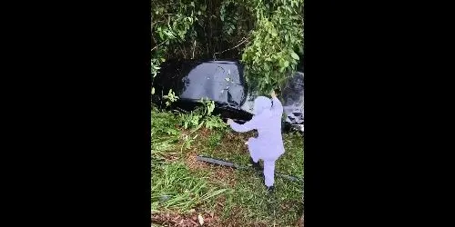 Female nurse tries to assist accident victim while bystanders only record and give directions - zulmizilinda 