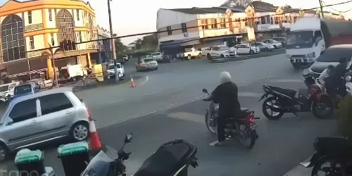 74-year-old female motorcyclist hit by speeding car while entering lane - VideoViral Malaysia