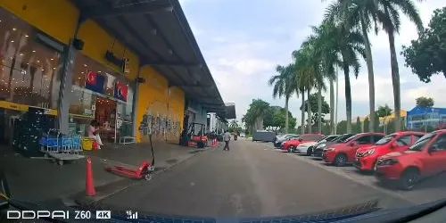 Driver helps toddler who wandered out of store towards road -  this_is_johor