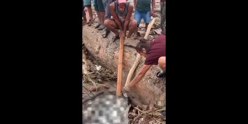 Men seen removing jewellery from Nepal flood victim’s body - syahrin