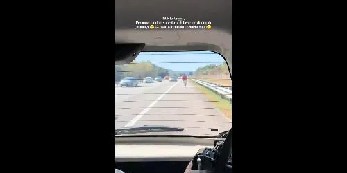 Man risks safety to remove stray lorry tyre from highway - atkhnai