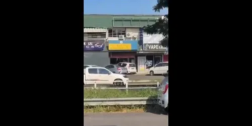 Elderly driver hits shop after accidentally stepping on accelerator in Tawau - Dun Sindumin Sipitang