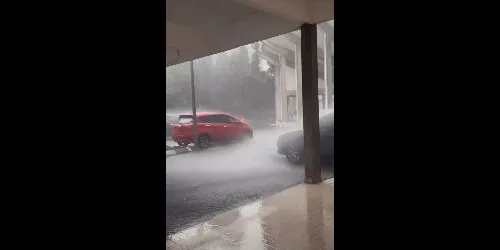 Shah Alam hit by strong thunderstorms with heavy winds and lightning - ayshahroslee