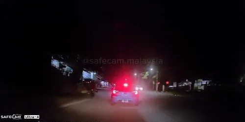 Grab rider stops traffic to help injured stray dog move to safety - safecam.malaysia