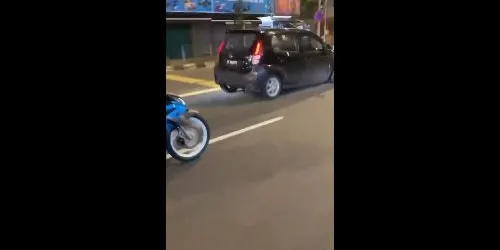 Motorcyclists tries to alert driver of car with blown-out tyre as vehicle continues moving - akak.info2025
