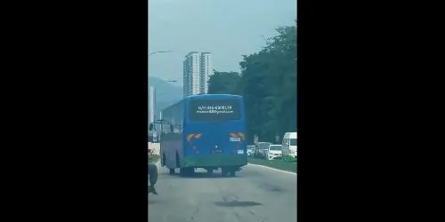 Bus spotted driving at unusual angle, leaving drivers puzzled - muhamad.attirmidzie