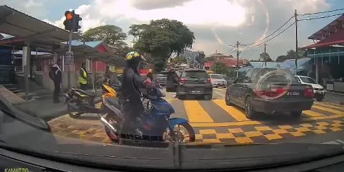 Child chases after parents' car before falling onto road outside school - isu_semasa.my