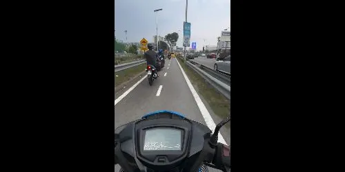 Motorcyclist lane blocked as car drives alongside riders, forcing them to slow down - musbhr