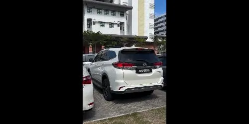 Driver reverses over divider to escape double-parked spot at HTAR Klang - fatimah_tajudin