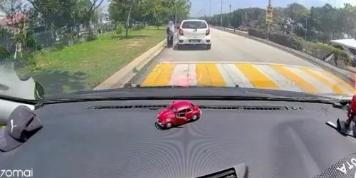 Motorcyclist detained after hitting student crossing road in Sungai Buloh - syaharuddinshahari