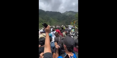Genting Highlands crowd cheers & runs alongside Le Tour de Langkawi cyclists - NI87
