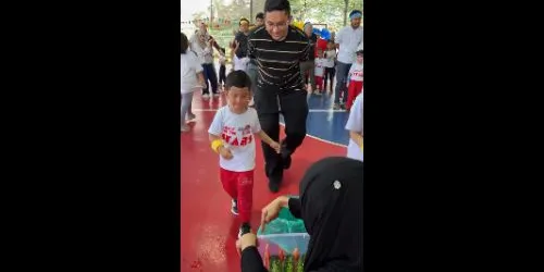 Boy eats watermelon himself instead of feeding father during school game - faranurfarahin
