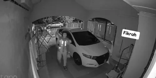 Delivery rider earns praise after arranging customer's shoes while delivering late-night order - fikrah