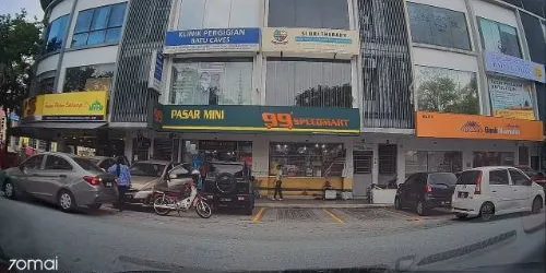 Man angrily shoves blocking motorcycle, causing it to topple over outside convenience store - mmmxnyy