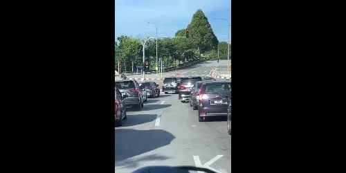 Ambulance driver praises Malaysian motorists for giving way as siren blares - ambulancerakyatmalaysia