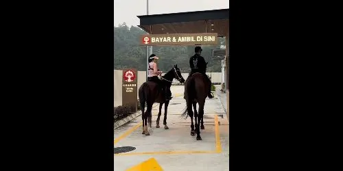 CHAGEE customer arrives on horseback to place drink order at drive-thru - elbatrisyia