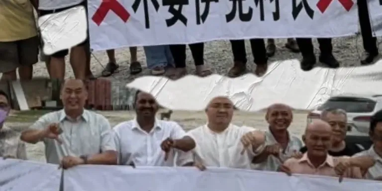 火箭大肆炒作伊党担任新村村长的课题，讲到好像整个马来西亚要被绿潮淹没了。