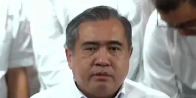 纳吉贪污获居家服刑
