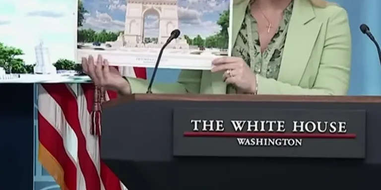 U.S. public scoffs at "Triumphal Arch"