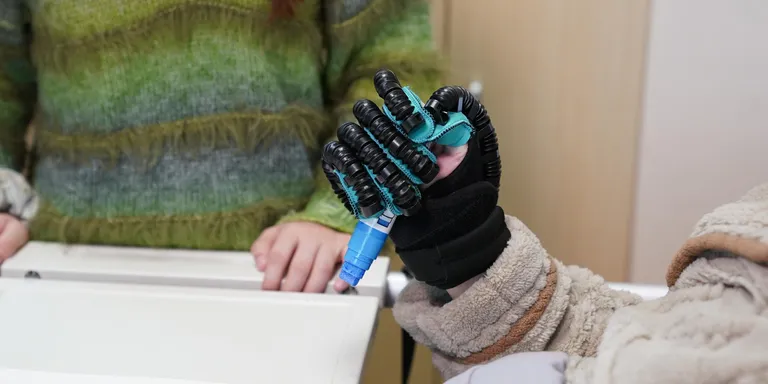 Brain-computer interface helps paralyzed patient pick up paintbrush again