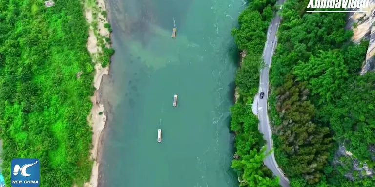 Explore stunning beauty of Guilin's karst landscape in Guangxi, China