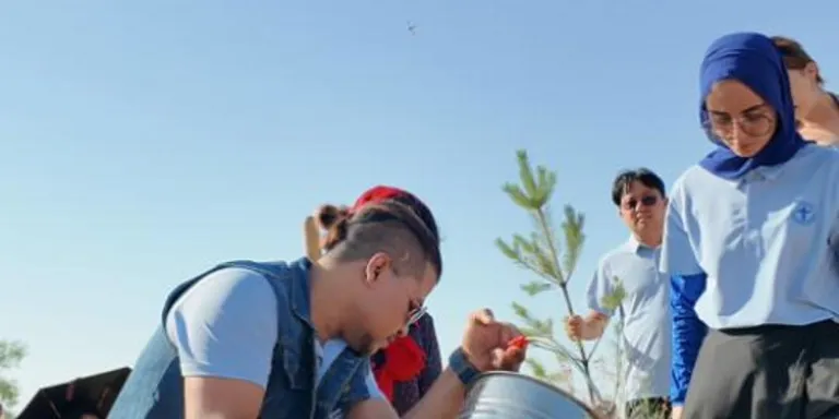Int'l students visit Mu Us Desert to learn about China's tree-planting efforts