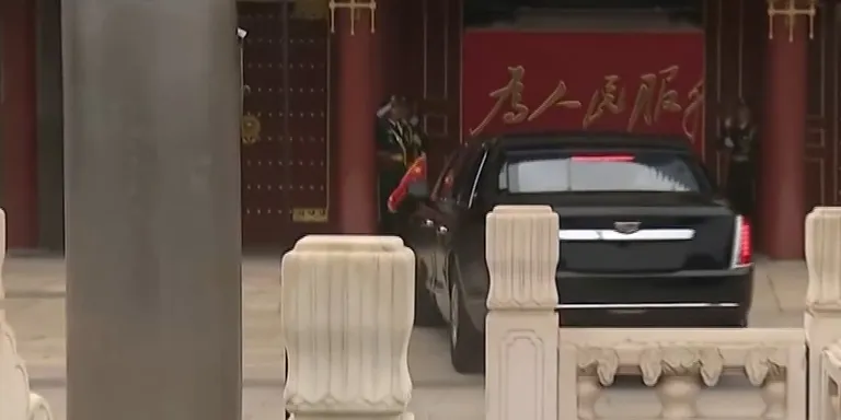 美国总统特朗普的车队当地时间15日上午抵达中南海。特朗普将与中国国家主席习近平进行第二天的会晤。