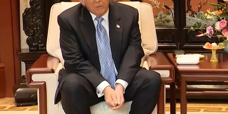 美国总统特朗普15日在北京中南海与中国国家主席习近平会晤。他表示这次访问取得很多成果，并与中方讨论了伊朗等许多问题。