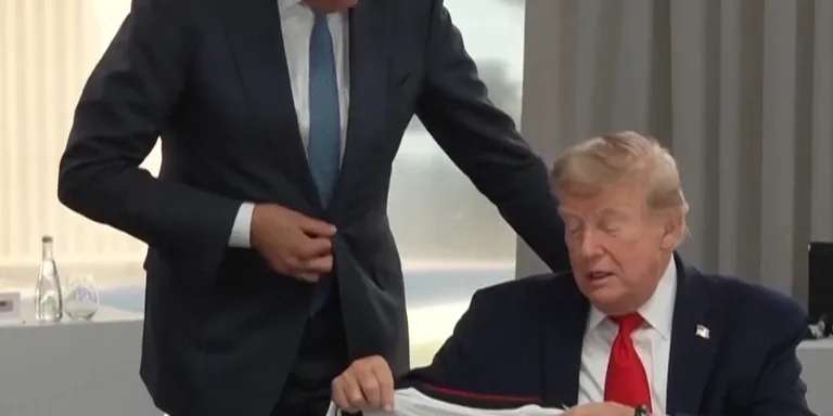 在法国举行的七国集团(G7)峰会上，德国总理默茨向美国总统特朗普赠送了一件德国国家足球队球衣。球衣上印着特朗普的名字和47(代表美国第47任总统)。目前七国领导人正在举行峰会，世界杯足球赛也正在北美进行。德国队曾四次获得世界杯冠军，您觉得德国队能再度夺冠吗...