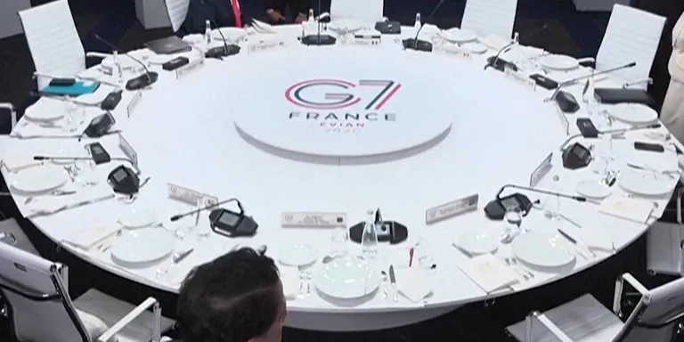 美国总统特朗普等七国集团(G7)领导人6月16日在G7峰会第二天与埃及、阿拉伯联合酋长国和卡塔尔领导人共进工作午餐。此前他们与乌克兰总统泽连斯基进行了工作会晤。G7峰会开始前美国与伊朗达成了结束冲突的协议。美国总统特朗普表示，霍尔木兹海峡将于6月19日完全...