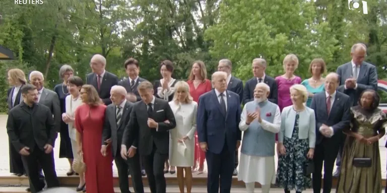 七国集团成员国美国、德国、英国、法国、日本、意大利和加拿大以及受邀国领导人6月16日在法国埃维昂莱班（Evian-les-Bains）合影。此次峰会的受邀国包括巴西、埃及、印度、肯尼亚、韩国、卡塔尔、乌克兰和阿联酋。