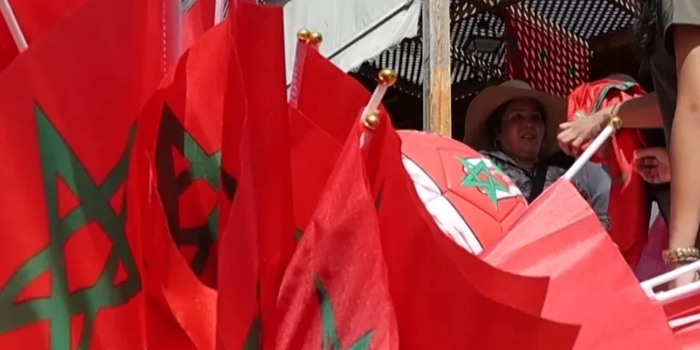 世界杯四强争夺赛即将登场，摩洛哥最大城市卡萨布兰卡星期四(7月9日)洋溢浓厚足球氛围，街头摊位摆满国旗和国家队球衣，为摩洛哥迎战法国助威。