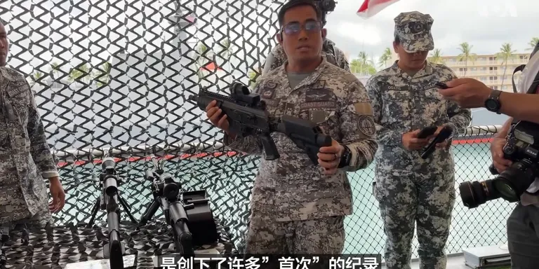 菲律宾海岸警卫队今年首次派遣巡逻舰加布里埃拉·西朗号(BRP Gabriela Silang)，参与正在夏威夷举行的环太平洋军演，美国之音专访到舰长乔马克·安格，他也首度对中文媒体针对2025年8月中菲在南中国海对峙时，两艘中国船舰意外相撞的事件做出回应