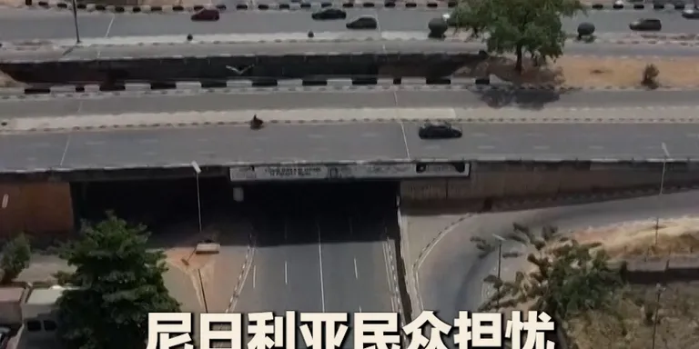 尼日利亚首都阿布贾的居民10月22日对埃博拉疫情表达担忧，该国两天前正式确认了首例埃博拉确诊病例。一些民众在采取防护措施的同时，也担心如果疫情扩散，政府可能再次实施封锁措施，影响生意和日常出行。尼日利亚方面目前已确认44名接触者，并表示有能力应对疫情。