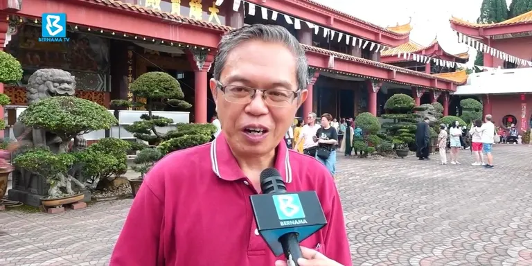 Wesak day: Rawang Temple attracts over 2,000 visitors
