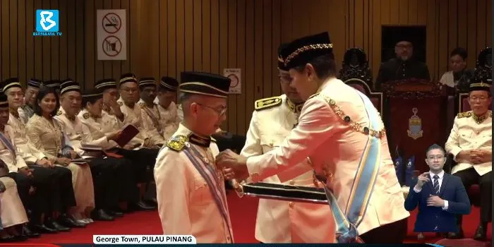 #BuletinBernama : Menteri Komunikasi, Datuk Fahmi Fadzil dianugerahkan Darjah Panglima Pangkuan Negeri (DPPN) yang membawa gelar...