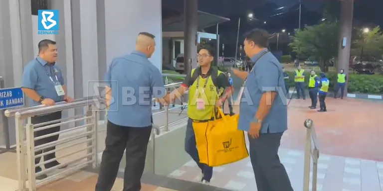 Empat peti undi dari Sekolah Agama Kempas Baru dibawa masuk ke Pusat Penjumlahan Rasmi Undi Dewan Cahaya TNB Kempas oleh petugas...