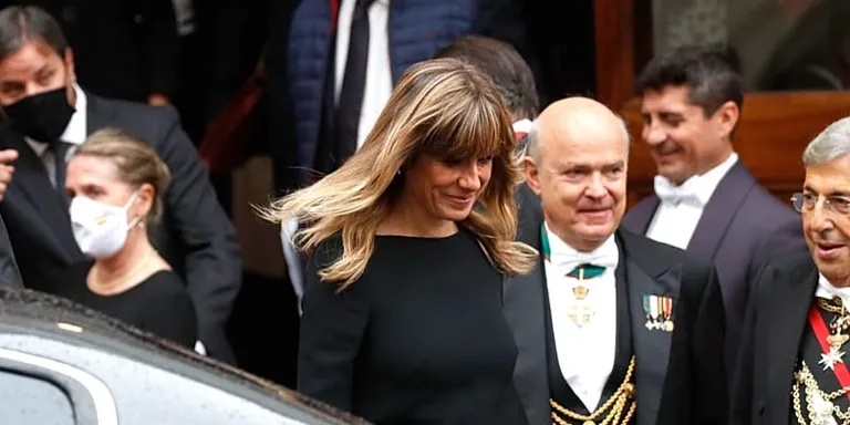 Wife of Spanish PM Pedro Pedro Sánchez has passport revoked as court orders corruption trial